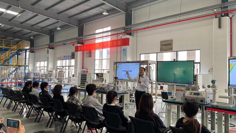 工程塑料与金属材料：性能对比与应用解析
